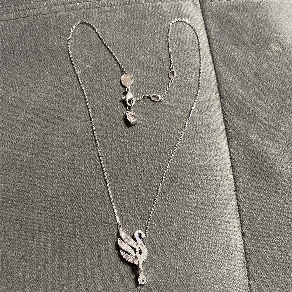 Elegant Silver Swan Necklace Swarovski